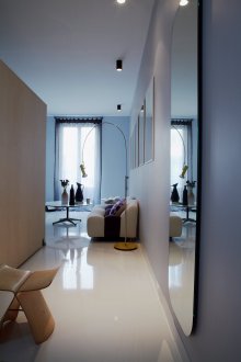 Koridorda duvar aynası