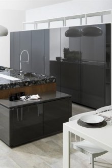 Mutfakta dekoratif panelli buzdolabı