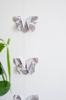 Siyah ve beyaz kağıttan origami kelebekler.