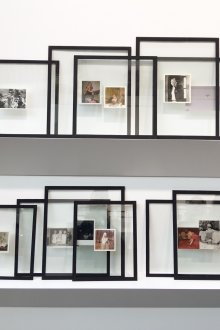 Fotos en un estante en el interior