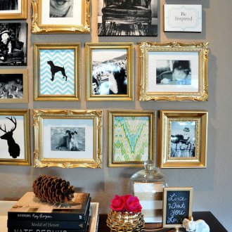 Fotos en un marco dorado en el interior