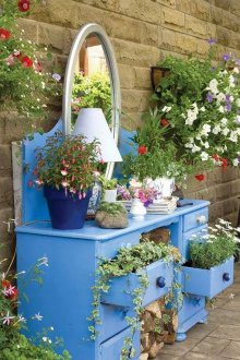 Eski bir tuvalet masasının içinde orijinal flowerbed