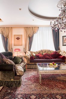 سجاد كبير في غرفة المعيشة الكلاسيكية