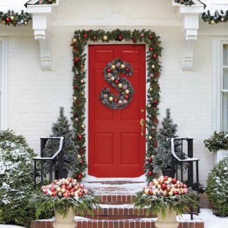 New Year's decoration of the doorway