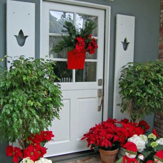 Bouquet on the door to the new year
