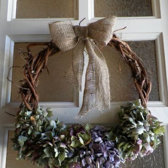 Decorating the door with flowers for the new year