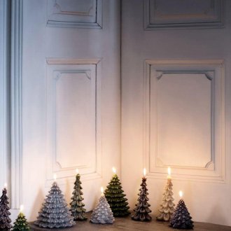 Decorating a door with candles
