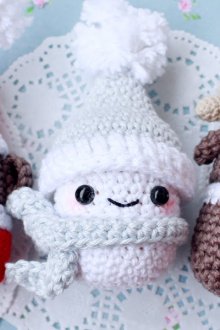 Knitted figurines as a gift for the new year.
