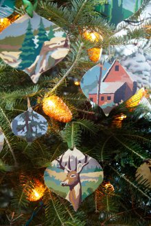 Christmas tree decorations with pictures
