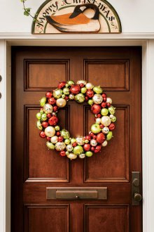 Corona de navidad en la puerta