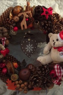 Corona de navidad con juguetes