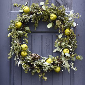 Corona de Navidad con manzanas