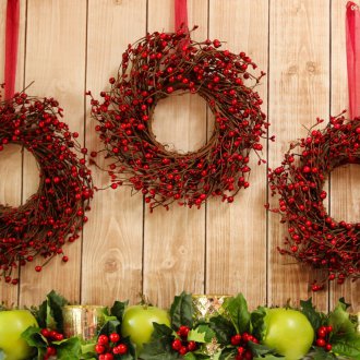 Corona de Navidad con frutas del bosque