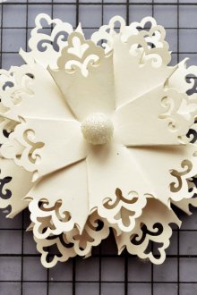 Flocos de neve de papel com miçangas