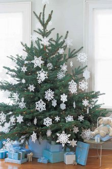Flocos de neve de papel na árvore de Natal