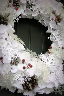 Guirlanda de Natal com flocos de neve de papel