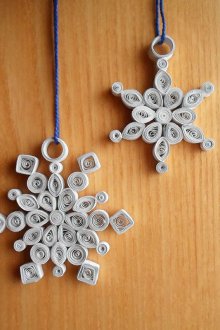 Flocos de neve de papel em uma corda