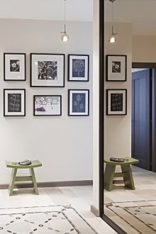 Koridorda büyük aynalı dolap