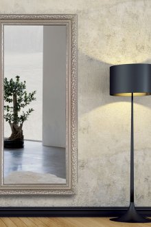 Koridorda desenli bir çerçeve içinde ayna