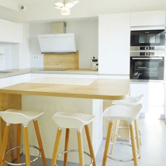 Dapur 14 persegi. m dalam gaya minimalism
