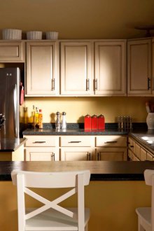 Dapur 14 persegi. m dengan alat dengar di sekeliling perimeter