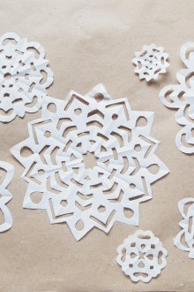 Flocos de neve de papel a céu aberto