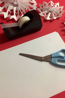 Fazendo flocos de neve de papel
