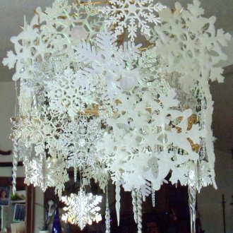 Flocos de neve de papel na decoração do candelabro
