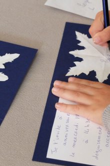 Flocos de neve de papel em um cartão
