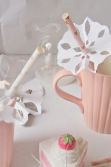 Flocos de neve de papel na decoração da mesa
