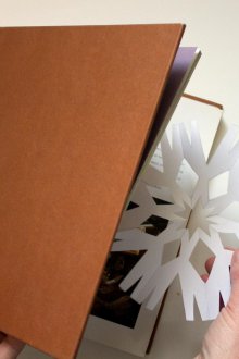 Alisando os flocos de neve de papel
