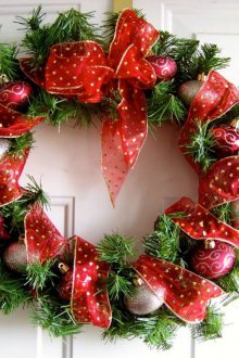 Corona de Navidad con lazo rojo