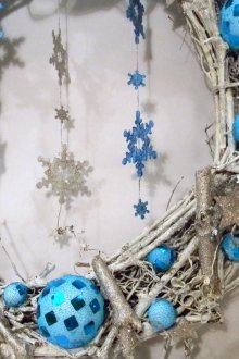 Corona de navidad con copos de nieve