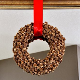 Corona de navidad en el espejo