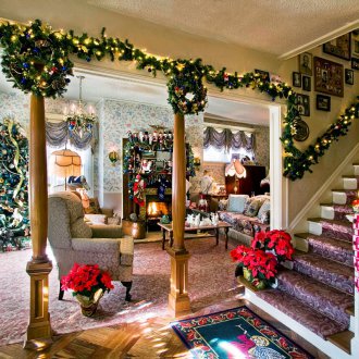 Decoration of the opening in the living room for the New Year