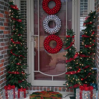 Decoration of the door with wreaths of balls