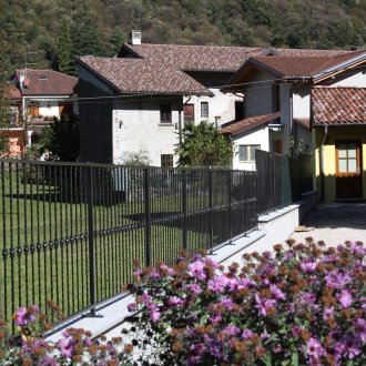 Shod çit bir ülke evi