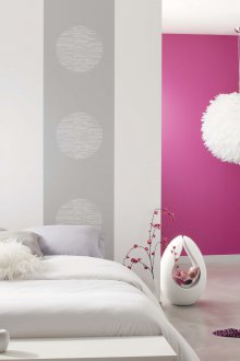 La combinación de papel tapiz morado y gris en el dormitorio