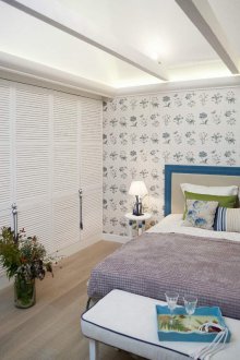 La combinación de papel tapiz azul en el dormitorio.