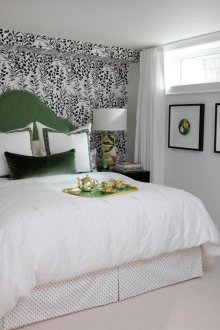 La combinación de papel tapiz monocromático en el dormitorio.