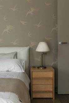 Combinando papel tapiz con pájaros en el dormitorio