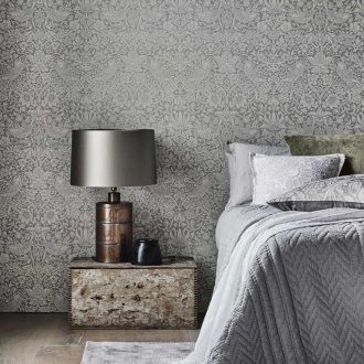 La combinación de papel tapiz gris en el dormitorio.