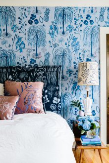 La combinación de papel tapiz azul en el dormitorio.