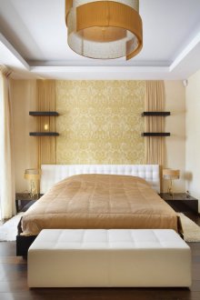 Combinación de papel tapiz amarillo en el dormitorio.