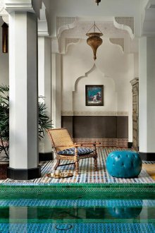 Bahagian dalaman Oriental dengan kolam renang