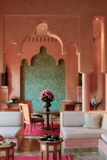 Interior merah jambu dalam gaya oriental