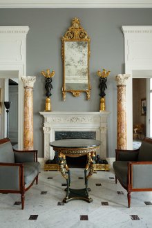 Colunas de mármore em uma sala de estar de estilo clássico