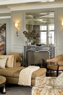 Sala cinza em estilo clássico