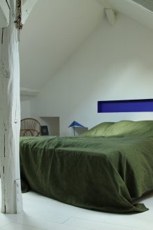 Colonna di legno bianca all'interno