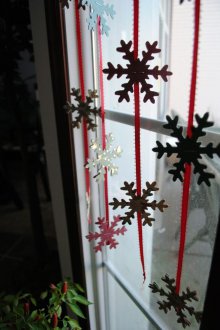 Ghirlanda di Capodanno con fiocchi di neve